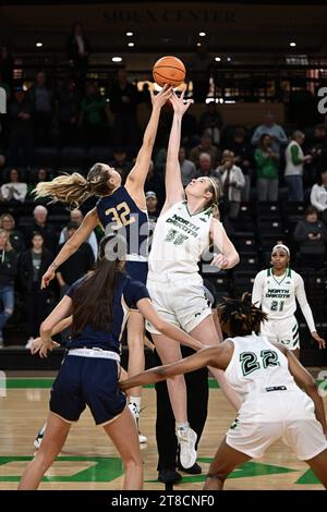 Montana State Bobcats Stürmer Marah Dykstra (32) und North Dakota Fighting Hawks Center Miranda VanderWal (33) treten im Betty Engelstad Sioux Center in Grand Forks auf, um ein NCAA-Basketballspiel für Frauen zu starten. Sonntag, 19. November 2023. Montana State gewann 60:53. Russell Hons/CSM Stockfoto