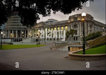 Parlamentsgebäude in der Abenddämmerung, Wellington, Neuseeland Stockfoto