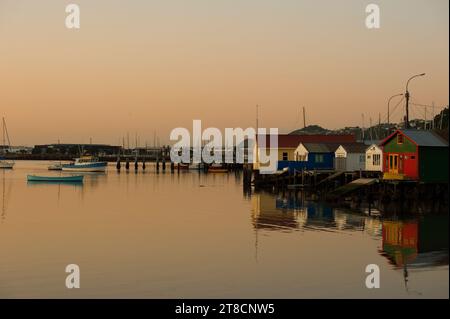 Malerische Bootsschuppen bei Morgen- und Abenddämmerung, Evans Bay, Wellington, Neuseeland Stockfoto