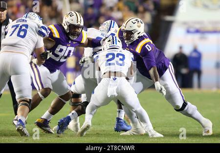 Baton Rouge, USA. November 2023. Die Defensivkämpfe der LSU Tigers Maason Smith (0) und Jacobian Guillory (90) treffen beide auf die Georgia State Panthers, die Marcus Carroll (23) während eines College-Football-Spiels im Tiger Stadium in Baton Rouge, Louisiana am Samstag, den 18. November 2023, zurücklaufen. (Foto: Peter G. Forest/SIPA USA) Credit: SIPA USA/Alamy Live News Stockfoto