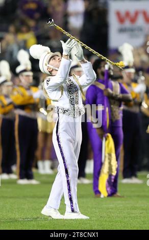 Baton Rouge, USA. November 2023. Die LSU Tigers Marching Band aus Tigerland tritt am Samstag, den 18. November 2023, im Tiger Stadium in Baton Rouge, Louisiana, auf. (Foto: Peter G. Forest/SIPA USA) Credit: SIPA USA/Alamy Live News Stockfoto