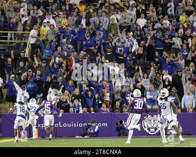 Baton Rouge, USA. November 2023. Die Fans der Georgia State Panthers reagieren darauf, nachdem Marcus Carroll (23) im zweiten Viertel eines College-Fußballspiels im Tiger Stadium in Baton Rouge, Louisiana, am Samstag, den 18. November 2023 auf einem 44-Yard-Touchdown mit 12:45 Punkten erzielte. (Foto: Peter G. Forest/SIPA USA) Credit: SIPA USA/Alamy Live News Stockfoto