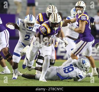 Baton Rouge, USA. November 2023. Die LSU Tigers Running Back Kaleb Jackson (28) stürmen sich am Samstag, den 18. November 2023, während eines College-Football-Spiels im Tiger Stadium in Baton Rouge, Louisiana, um etwas zu Unternehmen. (Foto: Peter G. Forest/SIPA USA) Credit: SIPA USA/Alamy Live News Stockfoto
