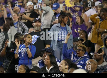 Baton Rouge, USA. November 2023. Die Fans der Georgia State Panthers reagieren auf ein Spiel während eines College-Footballspiels im Tiger Stadium in Baton Rouge, Louisiana am Samstag, den 18. November 2023. (Foto: Peter G. Forest/SIPA USA) Credit: SIPA USA/Alamy Live News Stockfoto