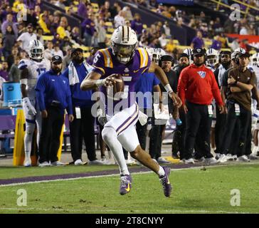 Baton Rouge, USA. November 2023. LSU Tigers Quarterback Jayden Daniels (5) läuft am Samstag, den 18. November 2023, während eines College-Football-Spiels im Tiger Stadium in Baton Rouge, Louisiana, in die Endzone. (Foto: Peter G. Forest/SIPA USA) Credit: SIPA USA/Alamy Live News Stockfoto