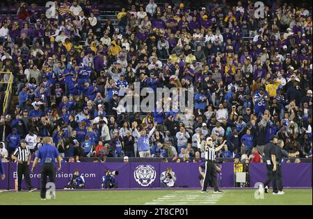 Baton Rouge, USA. November 2023. Die Fans der Georgia State Panthers reagieren auf einen Extrapunkteversuch, als Marcus Carroll (23) 44-Yard-Touchdown während der 12:45 Uhr im zweiten Viertel eines College-Football-Spiels im Tiger Stadium in Baton Rouge, Louisiana am Samstag, den 18. November 2023, zurücklief. (Foto: Peter G. Forest/SIPA USA) Credit: SIPA USA/Alamy Live News Stockfoto