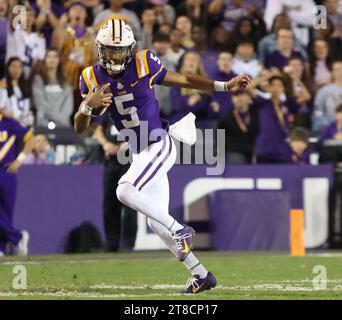 Baton Rouge, USA. November 2023. LSU Tigers Quarterback Jayden Daniels (5) posiert in einer Heisman Trophy-Pose während eines College-Football-Spiels im Tiger Stadium in Baton Rouge, Louisiana am Samstag, den 18. November 2023. (Foto: Peter G. Forest/SIPA USA) Credit: SIPA USA/Alamy Live News Stockfoto