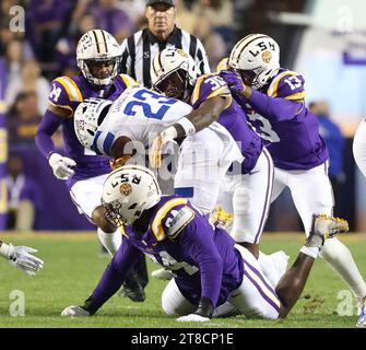 Baton Rouge, USA. November 2023. LSU Tigers Safety Andre' Sam (14) und Linebacker Greg Penn III (30) bekämpfen beide Georgia State Panthers, die Marcus Carroll (23) während eines College-Football-Spiels im Tiger Stadium in Baton Rouge, Louisiana am Samstag, den 18. November 2023, zurücklaufen. (Foto: Peter G. Forest/SIPA USA) Credit: SIPA USA/Alamy Live News Stockfoto