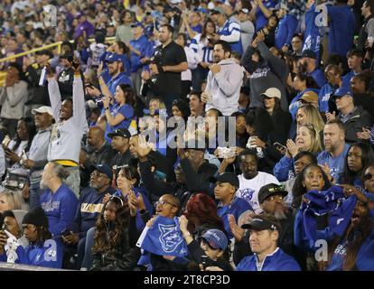 Baton Rouge, USA. November 2023. Die Fans der Georgia State Panthers reagieren auf ein Spiel während eines College-Footballspiels im Tiger Stadium in Baton Rouge, Louisiana am Samstag, den 18. November 2023. (Foto: Peter G. Forest/SIPA USA) Credit: SIPA USA/Alamy Live News Stockfoto