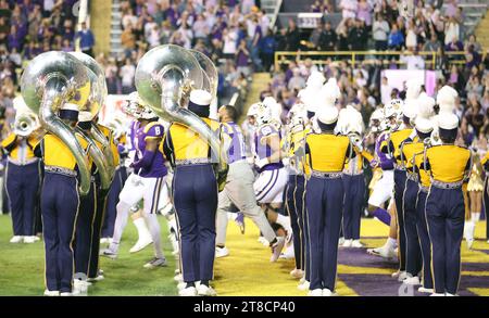 Baton Rouge, USA. November 2023. Die LSU Tigers kommen am Samstag, den 18. November 2023, im Tiger Stadium in Baton Rouge, Louisiana auf das Feld. (Foto: Peter G. Forest/SIPA USA) Credit: SIPA USA/Alamy Live News Stockfoto
