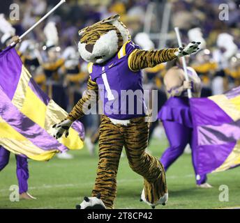 Baton Rouge, USA. November 2023. Das LSU Tigers Maskottchen Mike the Tiger läuft am Samstag, den 18. November 2023, während eines College-Football-Spiels im Tiger Stadium in Baton Rouge, Louisiana, über das Feld. (Foto: Peter G. Forest/SIPA USA) Credit: SIPA USA/Alamy Live News Stockfoto