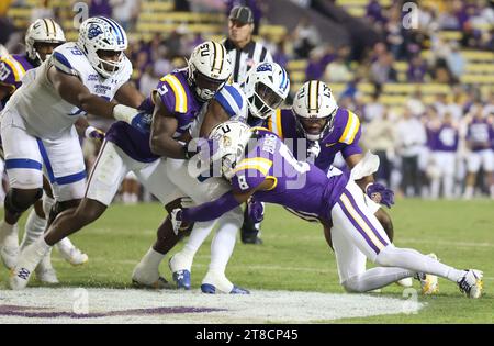 Baton Rouge, USA. November 2023. LSU Tigers Defensive End Oghoufo (2) und Safety Major Burns (8) bekämpfen die Georgia State Panthers, die Marcus Carroll (23) während eines College-Football-Spiels im Tiger Stadium in Baton Rouge, Louisiana am Samstag, den 18. November 2023, zurücklaufen. (Foto: Peter G. Forest/SIPA USA) Credit: SIPA USA/Alamy Live News Stockfoto