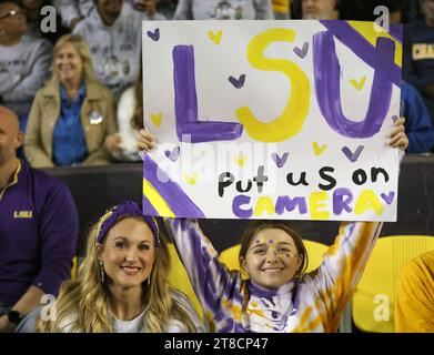 Baton Rouge, USA. November 2023. Ein junger Fan der LSU Tigers hält am Samstag, den 18. November 2023, während eines College-Fußballspiels im Tiger Stadium in Baton Rouge, Louisiana, ein Schild hoch. (Foto: Peter G. Forest/SIPA USA) Credit: SIPA USA/Alamy Live News Stockfoto