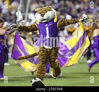 Baton Rouge, USA. November 2023. Das LSU Tigers Maskottchen Mike the Tiger läuft am Samstag, den 18. November 2023, während eines College-Football-Spiels im Tiger Stadium in Baton Rouge, Louisiana, über das Feld. (Foto: Peter G. Forest/SIPA USA) Credit: SIPA USA/Alamy Live News Stockfoto