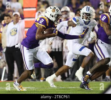 Baton Rouge, USA. November 2023. LSU Tigers Wide Receiver Kyren Lacy (2) gewinnt einige Meter nach dem Fang während eines College-Football-Spiels im Tiger Stadium in Baton Rouge, Louisiana am Samstag, den 18. November 2023. (Foto: Peter G. Forest/SIPA USA) Credit: SIPA USA/Alamy Live News Stockfoto