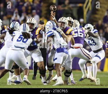 Baton Rouge, USA. November 2023. LSU Tigers Quarterback Jayden Daniels (5) versucht am Samstag, den 18. November 2023, während eines College-Football-Spiels im Tiger Stadium in Baton Rouge, Louisiana, über eine Menge zu kommen. (Foto: Peter G. Forest/SIPA USA) Credit: SIPA USA/Alamy Live News Stockfoto