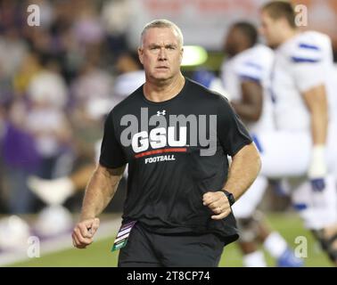 Baton Rouge, USA. November 2023. Shawn Elliott, Cheftrainer der Georgia State Panthers, ermutigt seine Spieler bei Aufwärmübungen vor dem Start eines College-Football-Spiels im Tiger Stadium in Baton Rouge, Louisiana am Samstag, den 18. November 2023. (Foto: Peter G. Forest/SIPA USA) Credit: SIPA USA/Alamy Live News Stockfoto