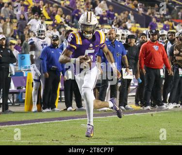 Baton Rouge, USA. November 2023. LSU Tigers Quarterback Jayden Daniels (5) läuft am Samstag, den 18. November 2023, während eines College-Football-Spiels im Tiger Stadium in Baton Rouge, Louisiana, in die Endzone. (Foto: Peter G. Forest/SIPA USA) Credit: SIPA USA/Alamy Live News Stockfoto