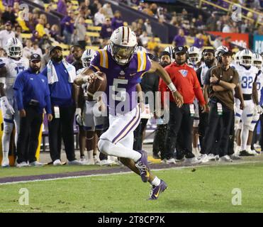 Baton Rouge, USA. November 2023. LSU Tigers Quarterback Jayden Daniels (5) läuft am Samstag, den 18. November 2023, während eines College-Football-Spiels im Tiger Stadium in Baton Rouge, Louisiana, in die Endzone. (Foto: Peter G. Forest/SIPA USA) Credit: SIPA USA/Alamy Live News Stockfoto