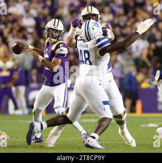 Baton Rouge, USA. November 2023. LSU Tigers Quarterback Jayden Daniels (5) versucht einen Pass während eines College-Football-Spiels im Tiger Stadium in Baton Rouge, Louisiana am Samstag, den 18. November 2023. (Foto: Peter G. Forest/SIPA USA) Credit: SIPA USA/Alamy Live News Stockfoto