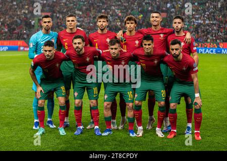 Lissabon, Portugal. November 2023. Die portugiesischen Spieler stehen vor dem Qualifikationsspiel zur EM 2024 zwischen Portugal und Island im Alvalade Stadium an. Endstand; Portugal 2:0 Island. Quelle: SOPA Images Limited/Alamy Live News Stockfoto