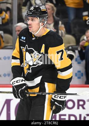 Pittsburgh, Usa. November 2023. Evgeni Malkin (71) erzielte in der dritten Periode ein leeres Tor, um den Sieg 3-0 gegen die Vegas Golden Knights in der PPG Paints Arena in Pittsburgh am Sonntag, den 19. November 2023, zu sichern. Foto von Archie Carpenter/UPI. Quelle: UPI/Alamy Live News Stockfoto