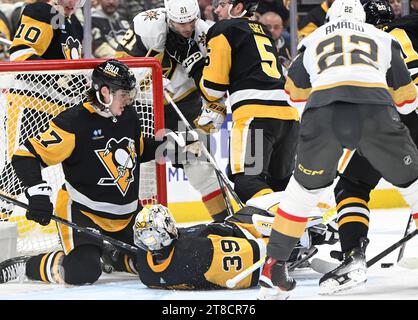 Pittsburgh, Usa. November 2023. Ryan Graves (27) unterstützt den Torwart Alex Nedeljkovic (39) der Pittsburgh Penguins in der dritten Phase des Sieges 3-0 gegen die Vegas Golden Knights in der PPG Paints Arena in Pittsburgh am Sonntag, den 19. November 2023. Foto von Archie Carpenter/UPI. Quelle: UPI/Alamy Live News Stockfoto