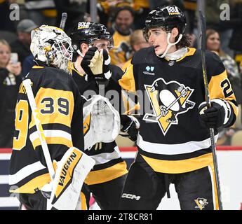 Pittsburgh, Usa. November 2023. Ryan Graves (27) gratuliert Pittsburgh Penguins Torhüter Alex Nedeljkovic (39) nach dem Sieg 3-0 gegen die Vegas Golden Knights in der PPG Paints Arena in Pittsburgh am Sonntag, den 19. November 2023. Foto von Archie Carpenter/UPI. Quelle: UPI/Alamy Live News Stockfoto