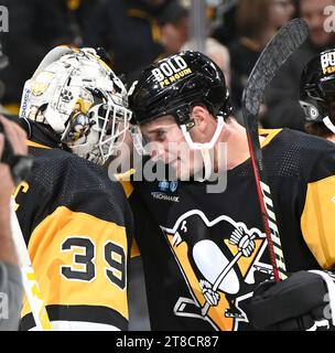 Pittsburgh, Usa. November 2023. Noel Acciari (55) gratuliert Pittsburgh Penguins Torhüter Alex Nedeljkovic (39) nach dem Sieg 3-0 gegen die Vegas Golden Knights in der PPG Paints Arena in Pittsburgh am Sonntag, den 19. November 2023. Foto von Archie Carpenter/UPI. Quelle: UPI/Alamy Live News Stockfoto