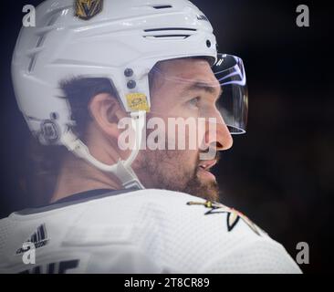 Pittsburgh, Usa. November 2023. Vegas Golden Knights Right Wing Mark Stone (61) wartet am Sonntag, den 19. November 2023, auf den ersten Sieg der Pittsburgh Penguins 3-0 in der PPG Paints Arena in Pittsburgh. Foto von Archie Carpenter/UPI. Quelle: UPI/Alamy Live News Stockfoto