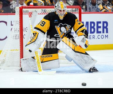 Pittsburgh, Usa. November 2023. Alex Nedeljkovic (39), Torhüter der Pittsburgh Penguins, folgt dem Puck während der ersten Phase seines Shutout-Sieges 3-0 gegen die Vegas Golden Knights in der PPG Paints Arena in Pittsburgh am Sonntag, den 19. November 2023. Foto von Archie Carpenter/UPI. Quelle: UPI/Alamy Live News Stockfoto