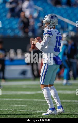 Charlotte, North Carolina, USA: Dallas Cowboys Quarterback Trey Lance (15) schaut während des Vorspiels vor einem NFL-Spiel gegen die Dallas Cowboys AT zu bestehen Stockfoto