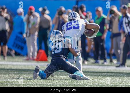 Charlotte, NC USA: Dallas Cowboys Running Back Rico Dowdle (23) läuft mit dem Ball, während Carolina Panthers Cornerback Troy Hill (13) während des Spiels angreift Stockfoto