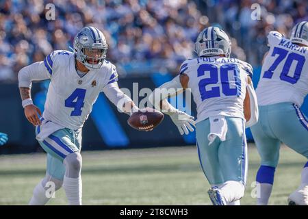 Charlotte, NC USA: Dallas Cowboys Quarterback Dak Prescott (4) übergibt das alles an Running Back Tony Pollard (20) während eines NFL-Spiels bei Bank of Ameri Stockfoto