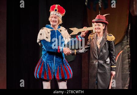 Hamburg, Deutschland. November 2023. Die Schauspieler Dominik Dittrich (l) als Prinz John und Laila Richter als Robin Hood stehen auf der Bühne der St. Pauli Theater während der Vorschau von „Robin Hood“. In dieser Version ist Robin Hood ein tapferes Mädchen, das zusammen mit seinen Kameraden Little Jane und Scarlett gegen den bösen Prinzen John antritt. Die farbenfrohe, einstündige Produktion für Kinder ab 5 Jahren läuft bis 21. Dezember. Quelle: Georg Wendt/dpa/Alamy Live News Stockfoto