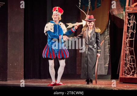 Hamburg, Deutschland. November 2023. Die Schauspieler Dominik Dittrich (l) als Prinz John und Laila Richter als Robin Hood stehen auf der Bühne der St. Pauli Theater während der Vorschau von „Robin Hood“. In dieser Version ist Robin Hood ein tapferes Mädchen, das zusammen mit seinen Kameraden Little Jane und Scarlett gegen den bösen Prinzen John antritt. Die farbenfrohe, einstündige Produktion für Kinder ab 5 Jahren läuft bis 21. Dezember. Quelle: Georg Wendt/dpa/Alamy Live News Stockfoto