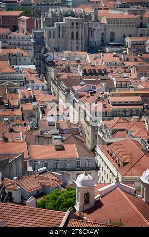 Lissabon, Portugal. Rua de Santo Justa führt zum Elevador de Santa Justa (schmiedeeiserner Turm oben links) im Stadtteil Baixa im Zentrum von Lissabon. Stockfoto