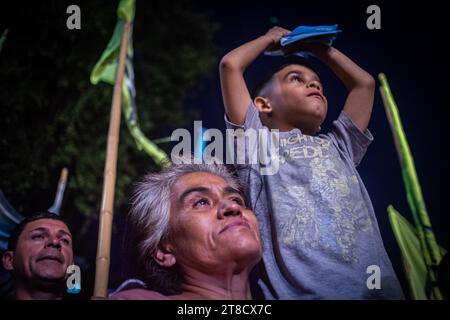 Buenos Aires, Buenos Aires, Argentinien. November 2023. Frau und Kind hören die letzte Rede des Kandidaten Sergio Massa, während er ankündigt, dass er das Präsidentschaftsrennen gegen Javier Milei verloren hat. (Kreditbild: © Daniella Fernandez Realin/ZUMA Press Wire) NUR REDAKTIONELLE VERWENDUNG! Nicht für kommerzielle ZWECKE! Quelle: ZUMA Press, Inc./Alamy Live News Stockfoto