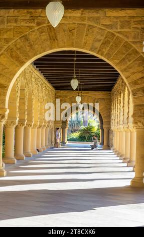 Palo Alto, Kalifornien - 10. November 2023: Schöne Architektur der Stanford University in Palo Alto, Kalifornien Stockfoto