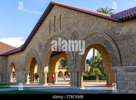 Palo Alto, Kalifornien - 10. November 2023: Schöne Architektur der Stanford University in Palo Alto, Kalifornien Stockfoto