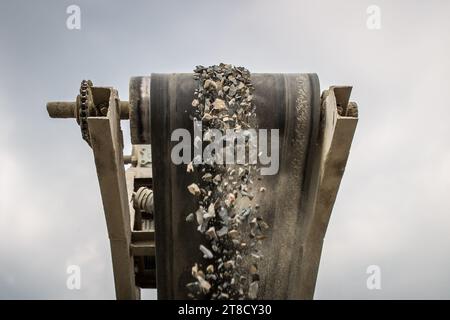 Schwere Maschinen arbeiten im Steinbruch Stockfoto