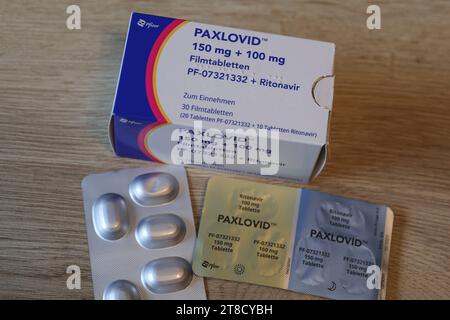 Pfizer Paxlovid - Medikament zur Behandlung von COVID 19 Foto: Osnapix Pfizer Paxlovid - Medikament zur Behandlung von COVID 19 *** Pfizer Paxlovid Medikament zur Behandlung von COVID 19 Photo osnapix Pfizer Paxlovid Medikament zur Behandlung von COVID 19 MH Credit: Imago/Alamy Live News Stockfoto