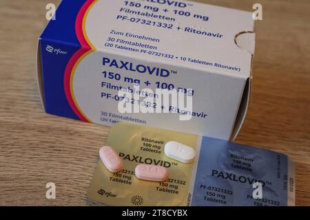 Pfizer Paxlovid - Medikament zur Behandlung von COVID 19 Foto: Osnapix Pfizer Paxlovid - Medikament zur Behandlung von COVID 19 *** Pfizer Paxlovid Medikament zur Behandlung von COVID 19 Photo osnapix Pfizer Paxlovid Medikament zur Behandlung von COVID 19 MH Credit: Imago/Alamy Live News Stockfoto