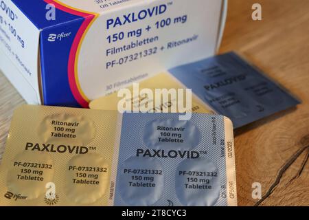 Pfizer Paxlovid - Medikament zur Behandlung von COVID 19 Foto: Osnapix Pfizer Paxlovid - Medikament zur Behandlung von COVID 19 *** Pfizer Paxlovid Medikament zur Behandlung von COVID 19 Photo osnapix Pfizer Paxlovid Medikament zur Behandlung von COVID 19 MH Credit: Imago/Alamy Live News Stockfoto