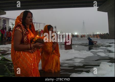 Neu-Delh, Delhi, Indien. November 2023. Hindu-Anhänger stehen am Ufer des Yamuna-Flusses inmitten des industriellen Giftschaums während des Hindu-Festivals von Chhath Puja am 19. November 2023 in Neu-Delhi, Indien. (Kreditbild: © Kabir Jhangiani/ZUMA Press Wire) NUR REDAKTIONELLE VERWENDUNG! Nicht für kommerzielle ZWECKE! Quelle: ZUMA Press, Inc./Alamy Live News Stockfoto