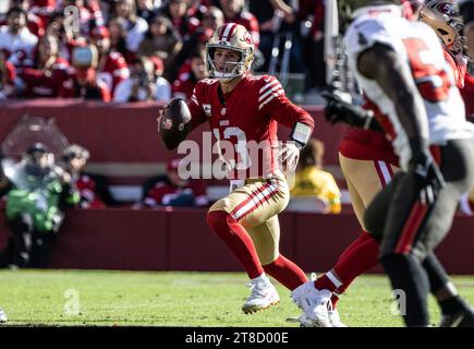 Santa Clara, Usa. November 2023. San Francisco 49ers Quarterback Brock Purdy (13) sprintet gegen die Tampa Bay Buccaneers im Levi's Stadium in Santa Clara. Kalifornien am Sonntag, 17. November 2023. Die 49ers haben den Bucs 27-14. Foto: Terry Schmitt/UPI Credit: UPI/Alamy Live News Stockfoto