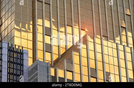 Goldene Glasfenster Isolierung, Moderne Gebäudefassade Stockfoto