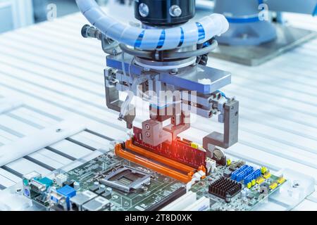 Automatischer Arm, der einen Computerchip mit RAM installiert Stockfoto