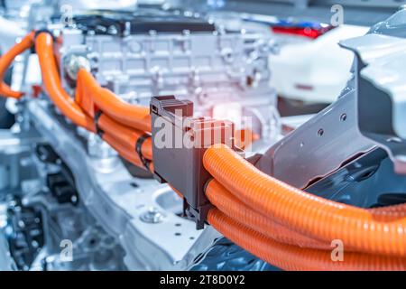 Großes breites Kabel mit Drähten und Steckverbindern und Anschlussklemmen in der Kabelreparaturwerkstatt und Elektrikern zum Anschließen Stockfoto