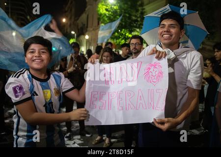 19. November 2023, Argentinien, Buenos Aires: Die Anhänger des Parteikandidaten Milei, La Libertad Avanza, feiern nach seinem Sieg in der zweiten Runde der Präsidentschaftswahlen auf dem Obelisco. Foto: Santiago Mazzarovich/dpa Stockfoto